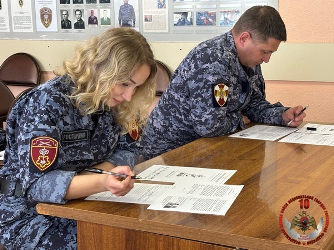 В Вологде сотрудники Росгвардии присоединились к патриотической акции «Диктант победы»