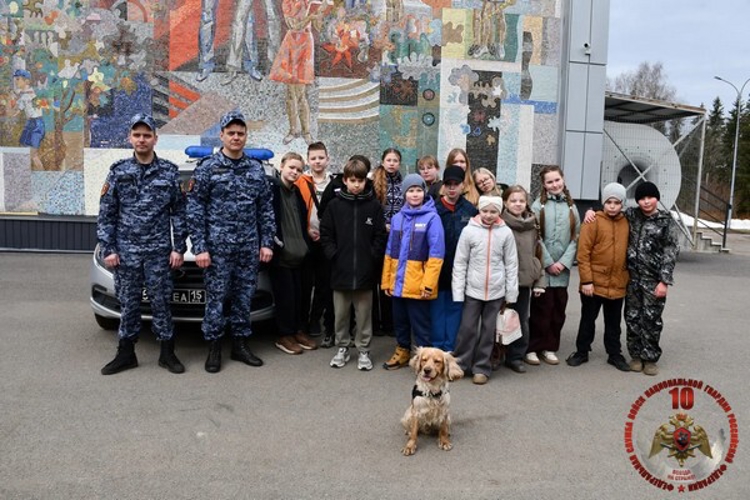 Росгвардейцы провели «Урок Мужества» для школьников в военно-патриотическом центре «Авангард» в Вологодской области