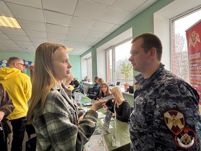 Вологодские росгвардейцы рассказали о своей службе на ярмарке трудоустройства «Работа России. Время возможностей»