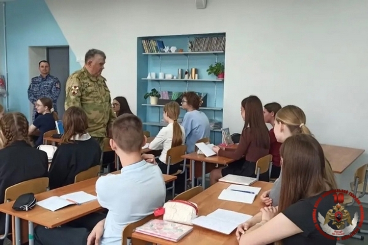 В Великом Устюге состоялась рабочая встреча росгвардейцев с представителями управления образования 