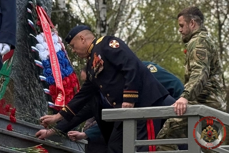 В Вологде руководство, сотрудники и военнослужащие Росгвардии возложили цветы к обелиску солдатам-защитникам Родины