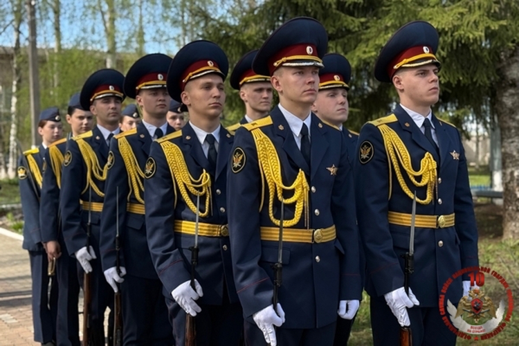 В Вологде дети сотрудников и военнослужащих Росгвардии приняли участие в межведомственной акции «С годами их не меркнет слава!»