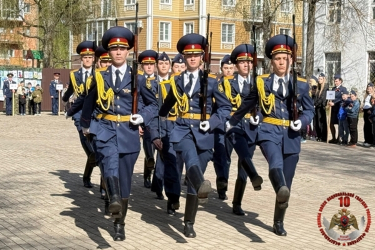 В Вологде дети сотрудников и военнослужащих Росгвардии приняли участие в межведомственной акции «С годами их не меркнет слава!»