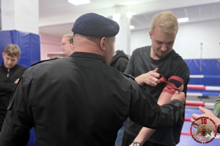 Сотрудники СОБР «Дружина» Росгвардии провели «Урок Мужества» для студентов Вологодской духовной семинарии