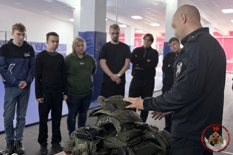 Сотрудники СОБР «Дружина» Росгвардии провели «Урок Мужества» для студентов Вологодской духовной семинарии