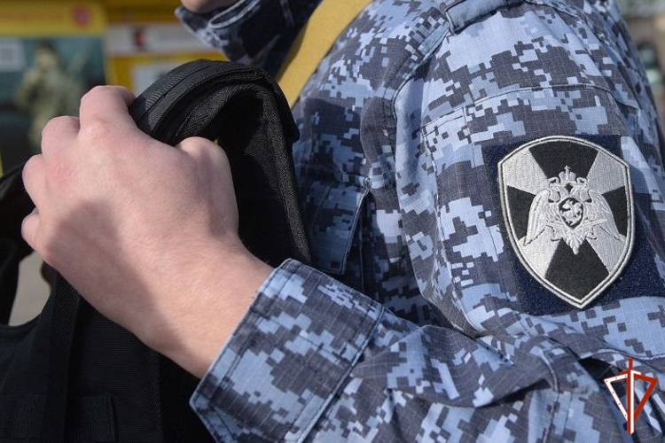 В Череповце росгвардейцы задержали мужчину, пытавшегося расплатиться поддельной купюрой
