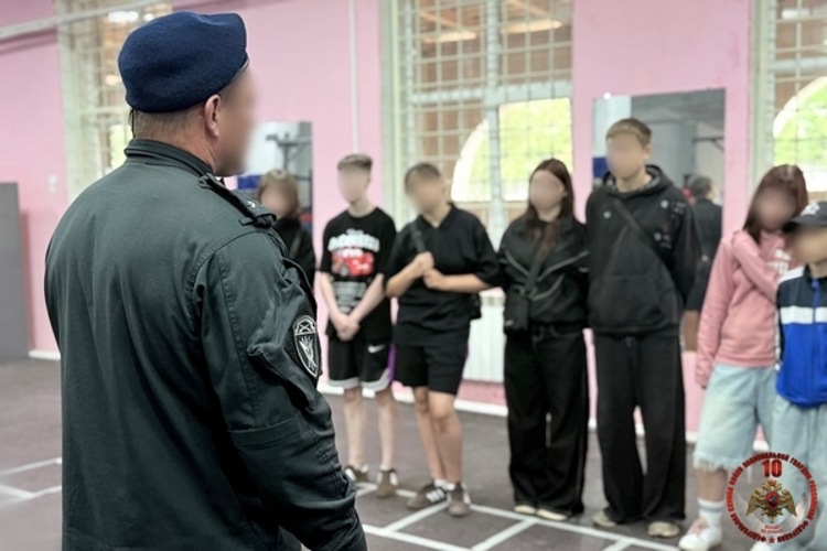 Сотрудники СОБР «Дружина» Росгвардии провели занятие для трудных подростков