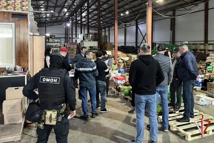 Сотрудники ОМОН «Титан» Росгвардии оказали силовую поддержку череповецким полицейским при проведении миграционных рейдов