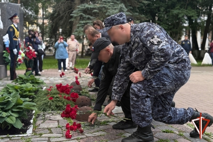 В Вологде росгвардейцы приняли участие в митинге ко Дню памяти и скорби