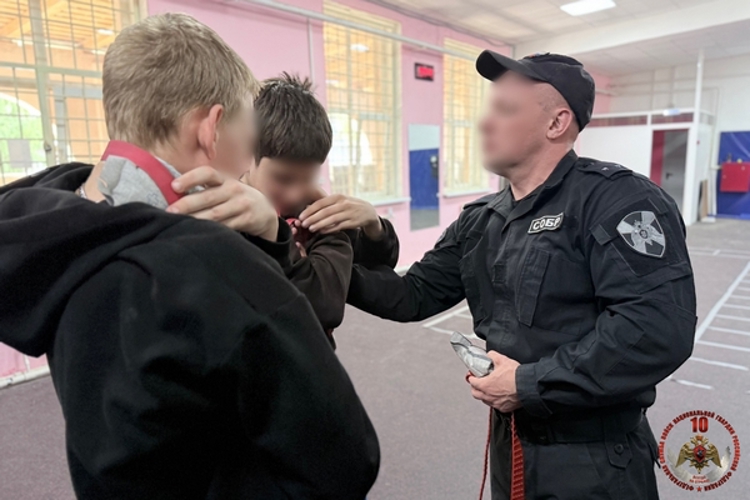 В Вологде сотрудники СОБР «Дружина» Росгвардии провели специальное занятие с трудными подростками