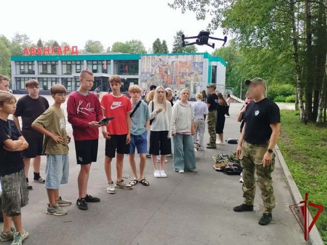 Росгвардейцы в военно-патриотическом центре «Авангард» Вологодской области провели для ребят интерактивное занятие