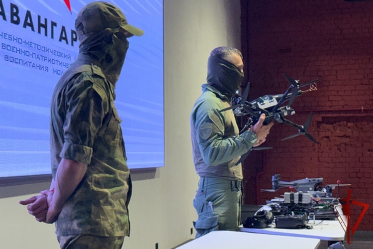 Сотрудники СОБР «Дружина» Росгвардии провели занятие для детей в военно-патриотическом центре «Авангард» в Вологодской области