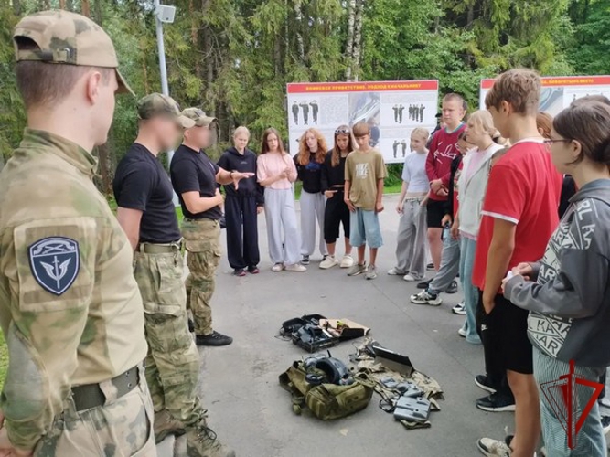 Росгвардейцы в военно-патриотическом центре «Авангард» Вологодской области провели для ребят интерактивное занятие