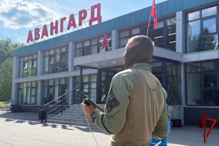 Сотрудники СОБР «Дружина» Росгвардии провели занятие для детей в военно-патриотическом центре «Авангард» в Вологодской области