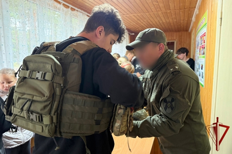 В Вологодской области сотрудники СОБР «Дружина» провели занятие для детей в рамках ведомственной акции «Каникулы с Росгвардией»