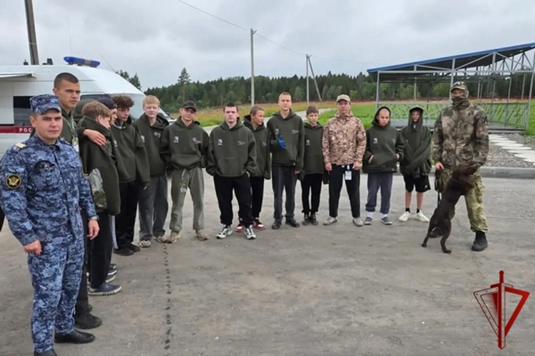 В Вологодской области сотрудники ОМОН «Вымпел» Росгвардии провели занятие для трудных подростков 