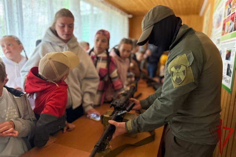 В Вологодской области сотрудники СОБР «Дружина» провели занятие для детей в рамках ведомственной акции «Каникулы с Росгвардией»