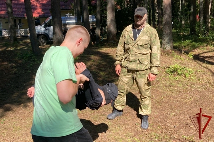 В Череповецком округе сотрудники ОМОН «Титан» Росгвардии провели специальное занятие для участников молодежного фестиваля