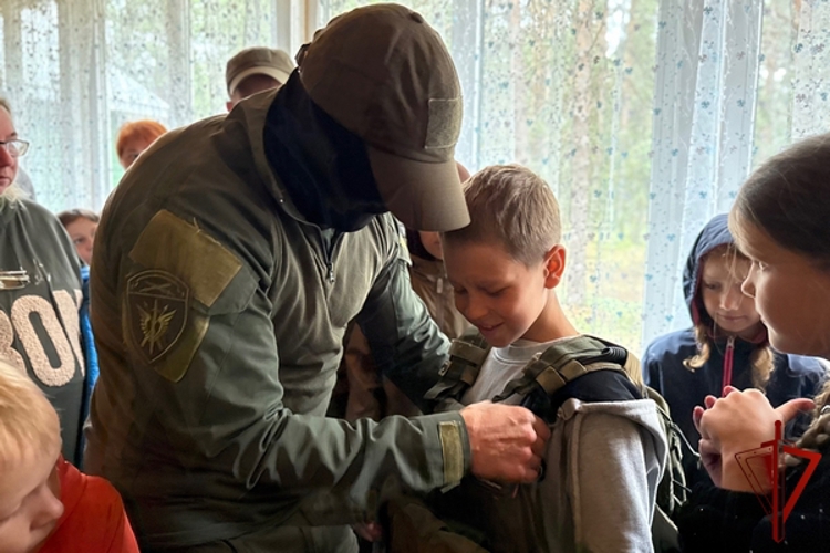 В Вологодской области сотрудники СОБР «Дружина» провели занятие для детей в рамках ведомственной акции «Каникулы с Росгвардией»