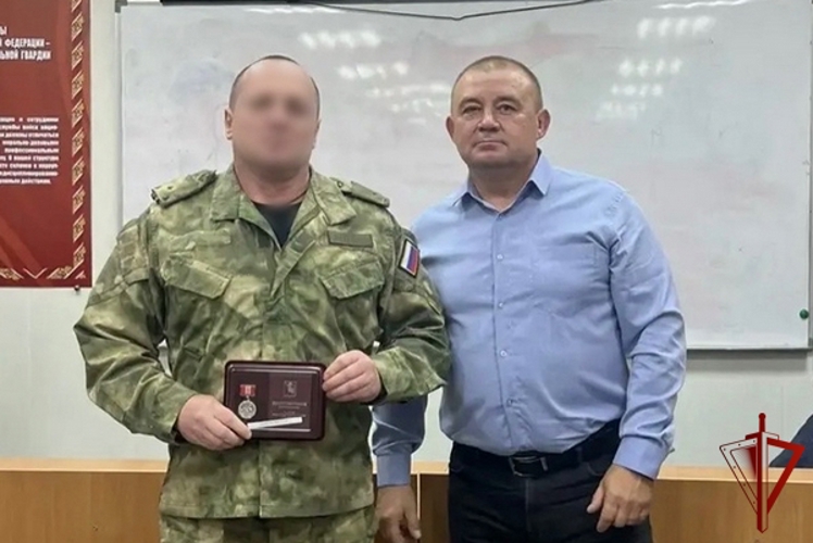 В Вологде сотрудники ОМОН «Вымпел» Росгвардии обсудили значимость Дня Государственного флага