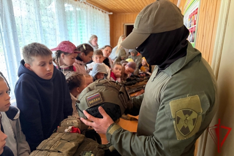 В Вологодской области сотрудники СОБР «Дружина» провели занятие для детей в рамках ведомственной акции «Каникулы с Росгвардией»