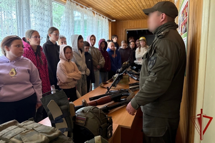В Вологодской области сотрудники СОБР «Дружина» провели занятие для детей в рамках ведомственной акции «Каникулы с Росгвардией»