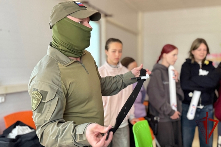 В Вологодской области сотрудники СОБР «Дружина» провели занятие для детей в рамках ведомственной акции «Каникулы с Росгвардией»