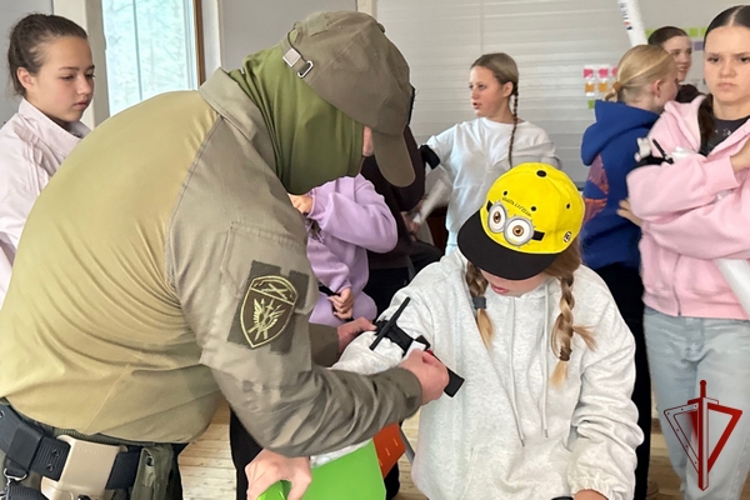 В Вологодской области сотрудники СОБР «Дружина» провели занятие для детей в рамках ведомственной акции «Каникулы с Росгвардией»
