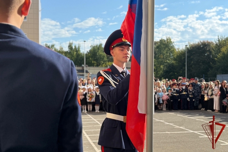 В Вологодской области росгвардейцы поздравили учеников подшефных школ с Днем знаний