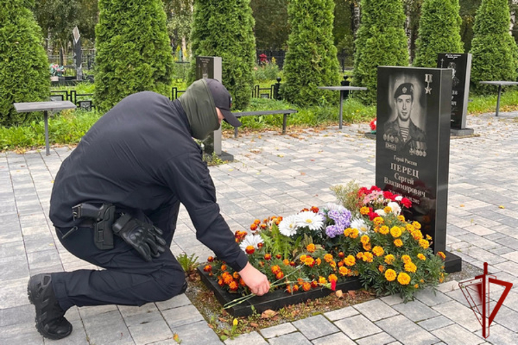 Сотрудники ОМОН «Титан» Росгвардии почтили память сослуживца, Героя России Сергея Перца