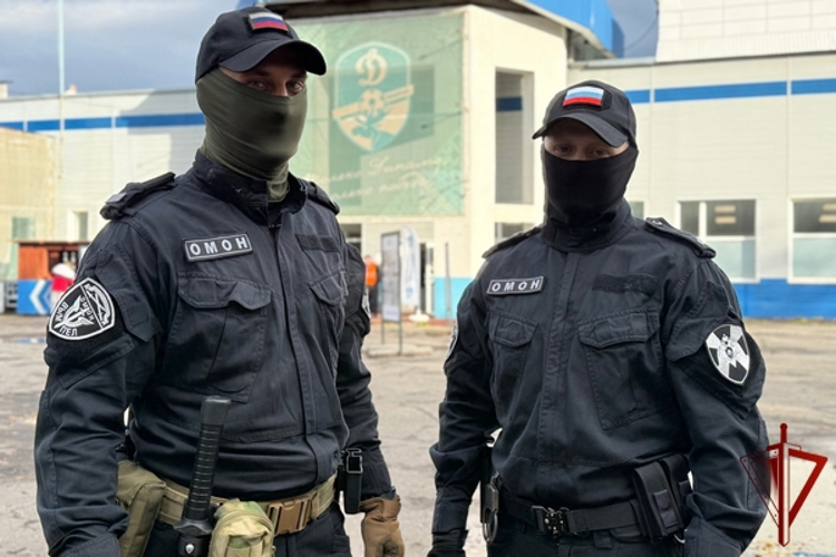 В Вологодской области росгвардейцы обеспечили безопасность хоккейного и футбольного матчей
