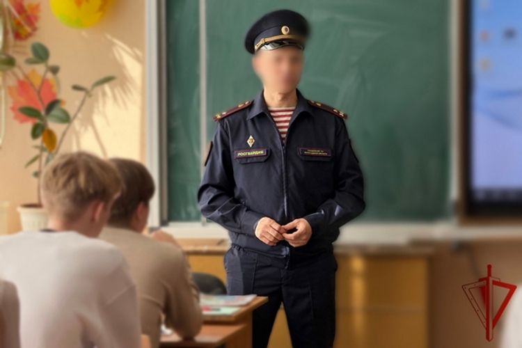 В Вологде офицер Росгвардии провел «Урок Мужества» для старшеклассников