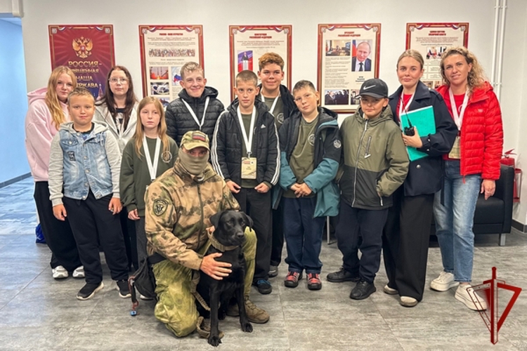 В Вологодском округе росгвардейцы провели специальное занятие для ребят в военно-патриотическом центре «Авангард»