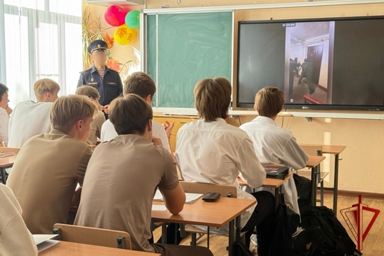 В Вологде офицер Росгвардии провел «Урок Мужества» для старшеклассников