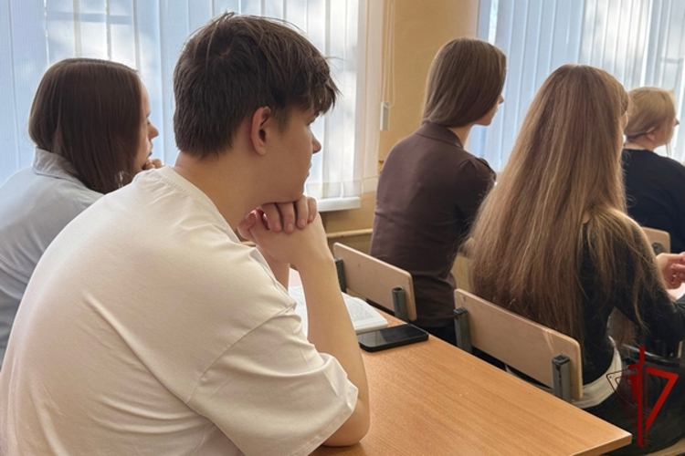 В Вологде офицер Росгвардии провел «Урок Мужества» для старшеклассников