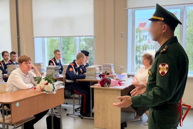 В Вологодской области росгвардейцы поздравили учеников подшефных школ с Днем знаний