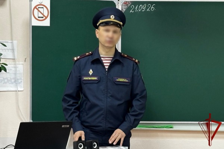 Росгвардейцы рассказали ученикам Спасской школы Вологодского округа о причинах и последствиях противоправной деятельности