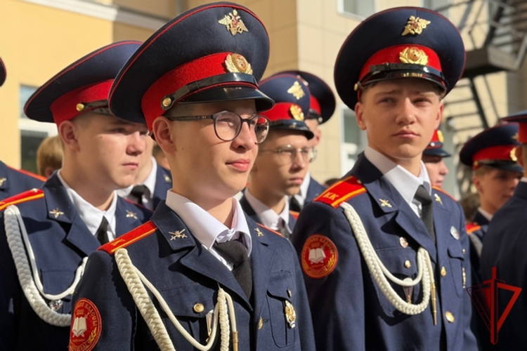 В Вологодской области росгвардейцы поздравили учеников подшефных школ с Днем знаний