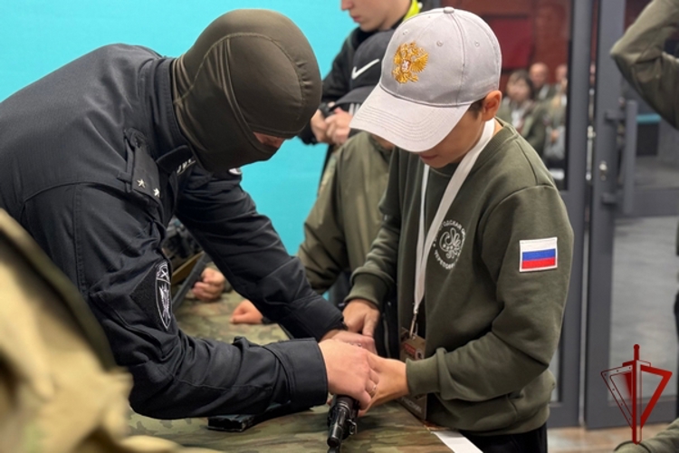 В Вологодском округе росгвардейцы провели специальное занятие для ребят в военно-патриотическом центре «Авангард»