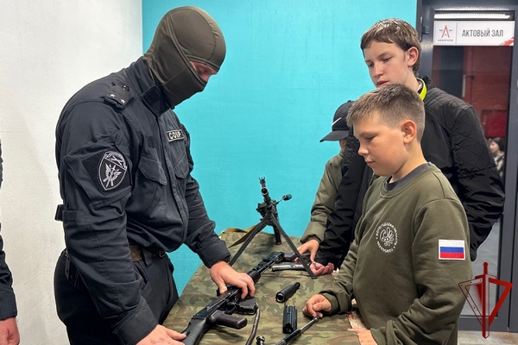 В Вологодском округе росгвардейцы провели специальное занятие для ребят в военно-патриотическом центре «Авангард»