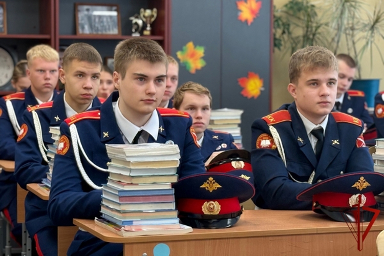 В Вологодской области росгвардейцы поздравили учеников подшефных школ с Днем знаний