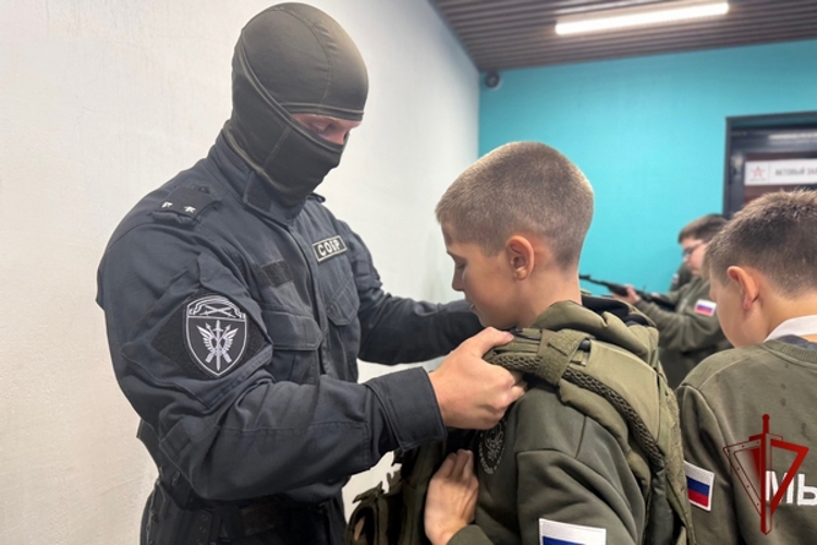 В Вологодском округе росгвардейцы провели специальное занятие для ребят в военно-патриотическом центре «Авангард»