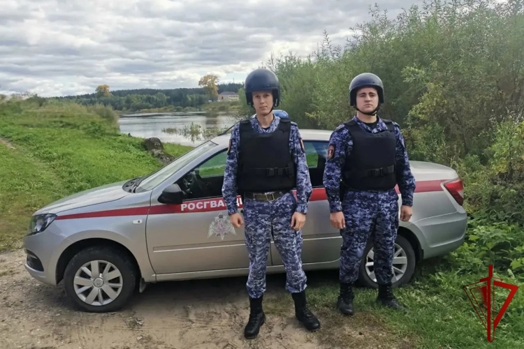 В Вологодской области сотрудники Росгвардии спасли тонувшего мужчину
