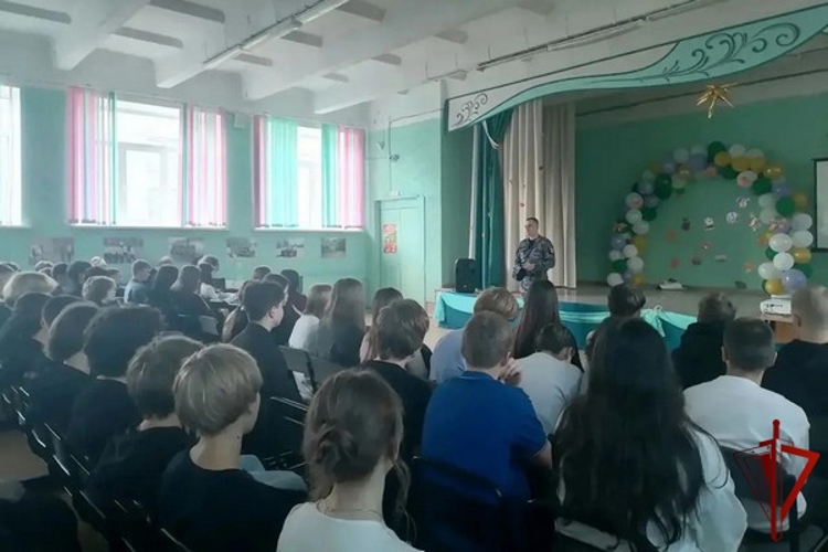 В Череповце росгвардейцы провели ряд встреч с учениками старших классов
