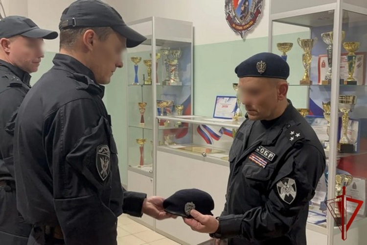 В Вологде молодым сотрудникам СОБР в профессиональный праздник вручены береты