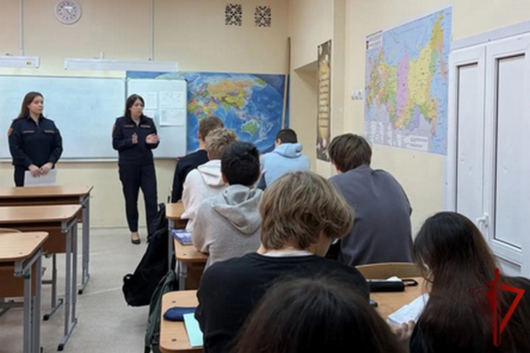 В Череповце росгвардейцы провели ряд встреч с учениками старших классов