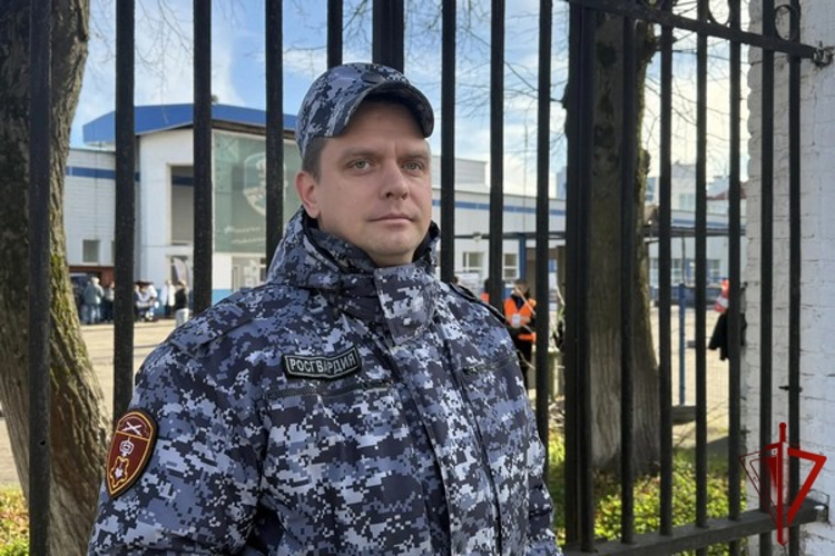 В Вологодской области росгвардейцы обеспечили безопасность хоккейного и футбольного матчей