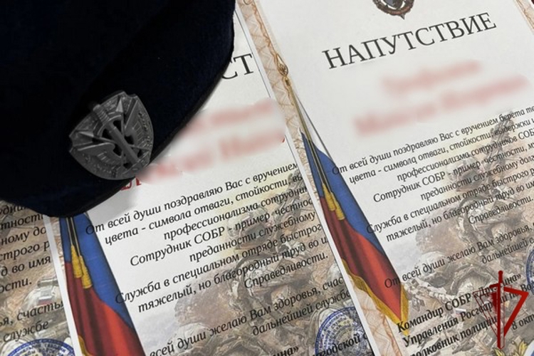 В Вологде молодым сотрудникам СОБР в профессиональный праздник вручены береты