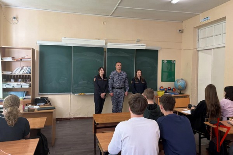 В Череповце росгвардейцы провели ряд встреч с учениками старших классов