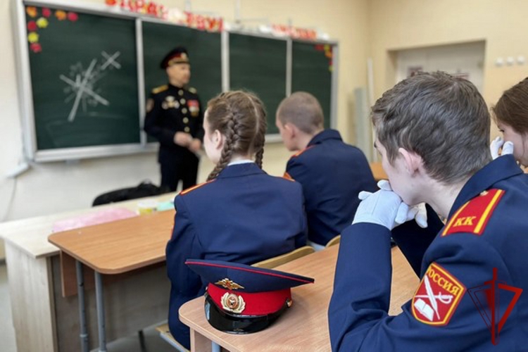 В Вологде руководство и ветераны Росгвардии приняли участие в церемонии посвящения в кадеты подшефной школы